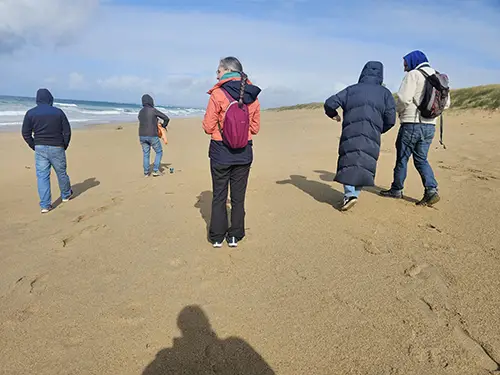 Un groupe de personne en sophrobalade sur la plage de kervegan