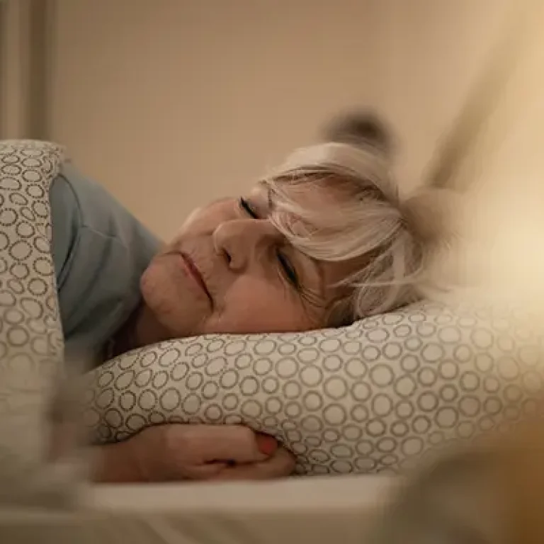 peaceful-senior-woman-sleeping-in-bed-2026-03-16-03-29-45-utc copie